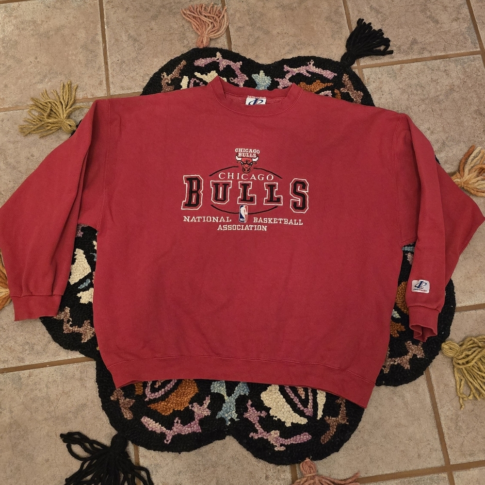 🔥🔥Vintage LOGO ATHLETIC Red Chicago Bulls Sweatshirt🔥🔥